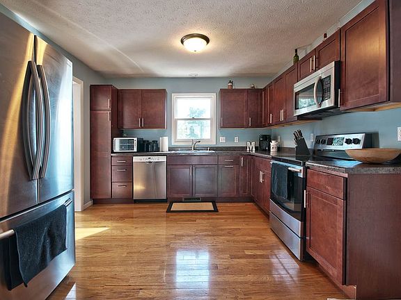 5th image of 1922 Miniature Rose Ln