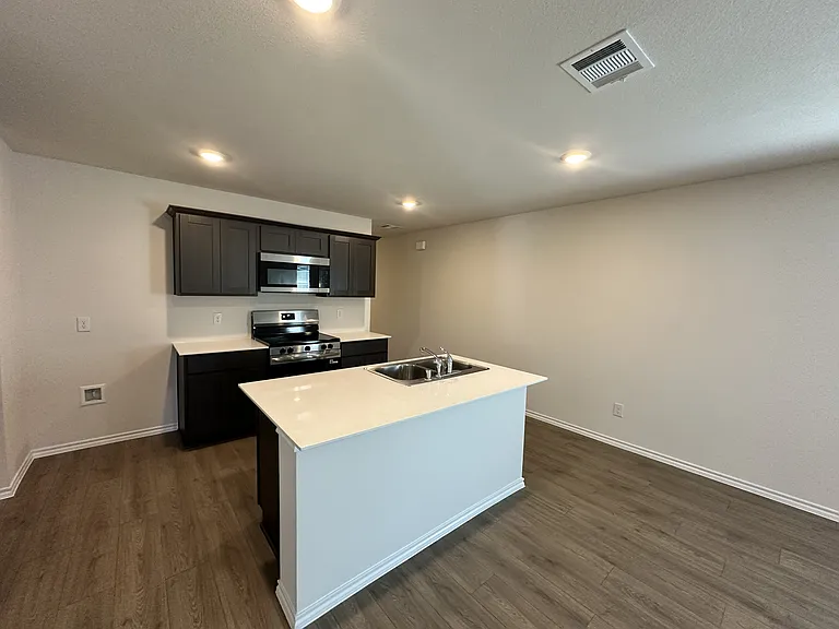 1153 Northfield Dr — Photo 4