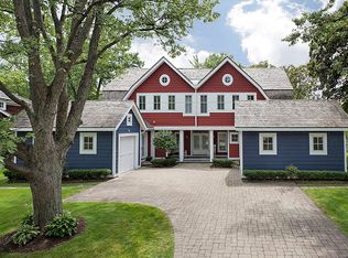945 Huckleberry Ln, Glenview, IL 60025