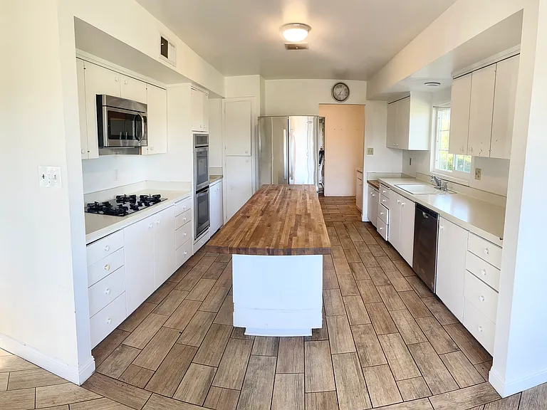 Luray Cir — Photo 15