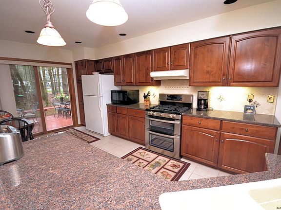 5th image of 7 Cranberry Ln