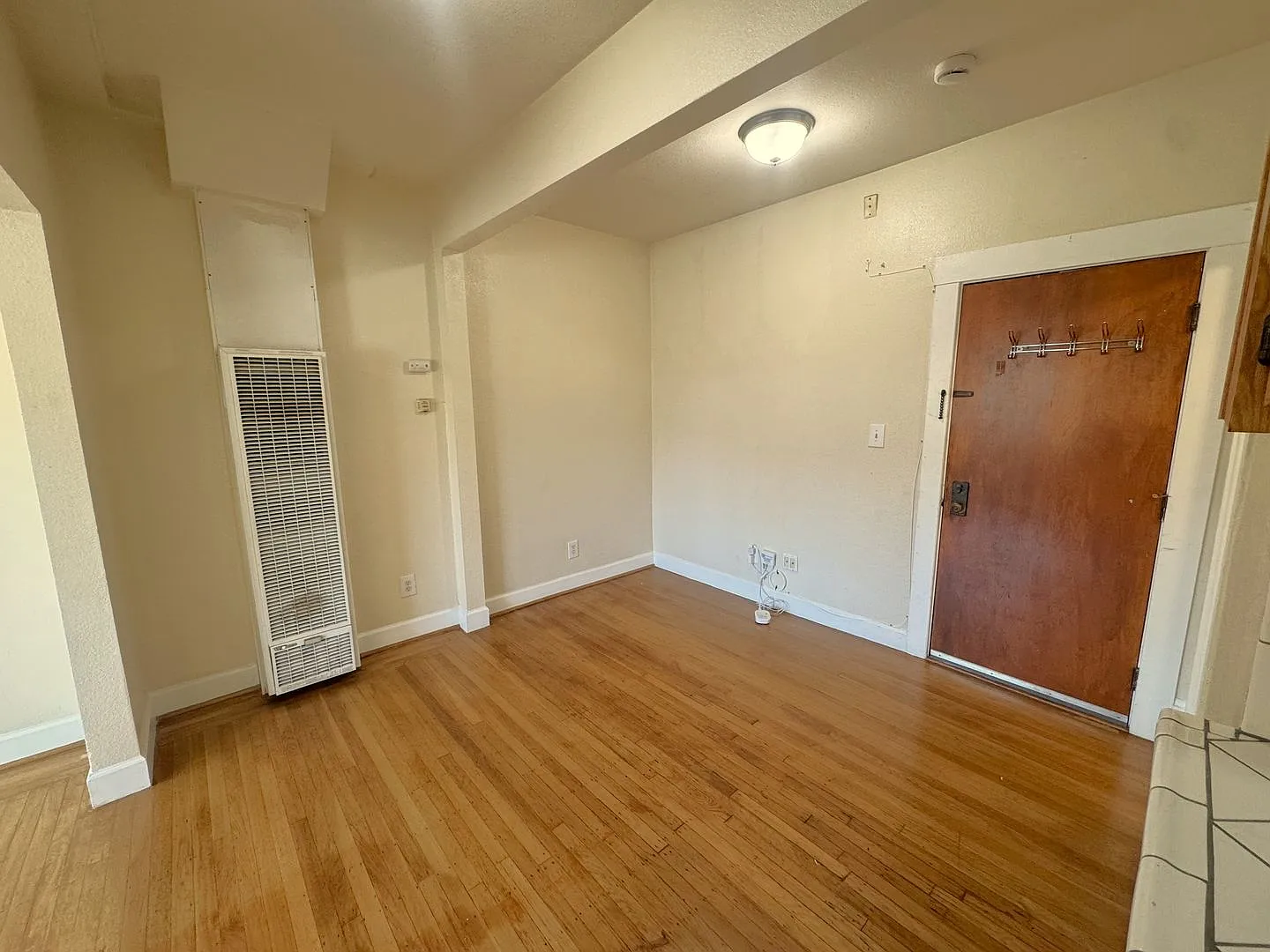 A Bright Sunny 1 bedroom, with Hardwood Floors — Photo 4