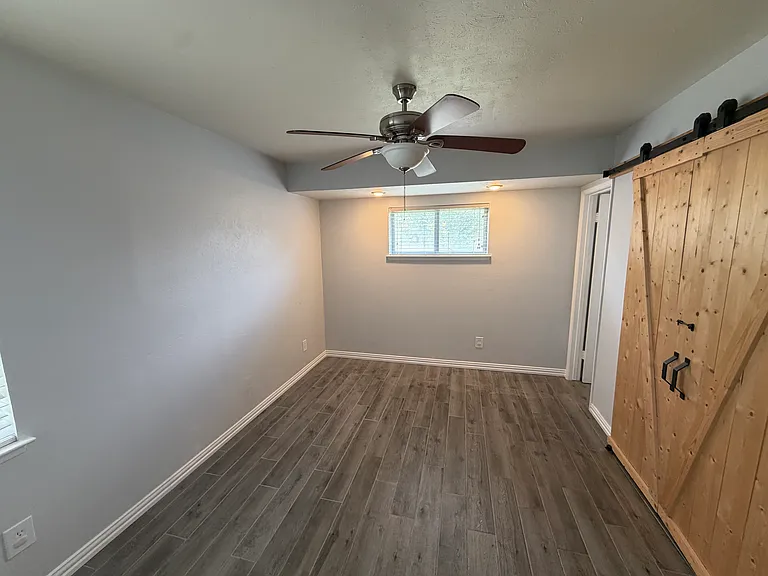 715 Kindred Ln — Photo 9