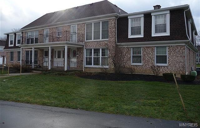 1st image of 95-8 Carriage Dr