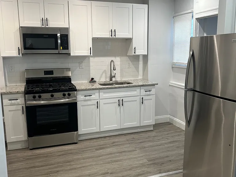 2326 Aiken St — Photo 3