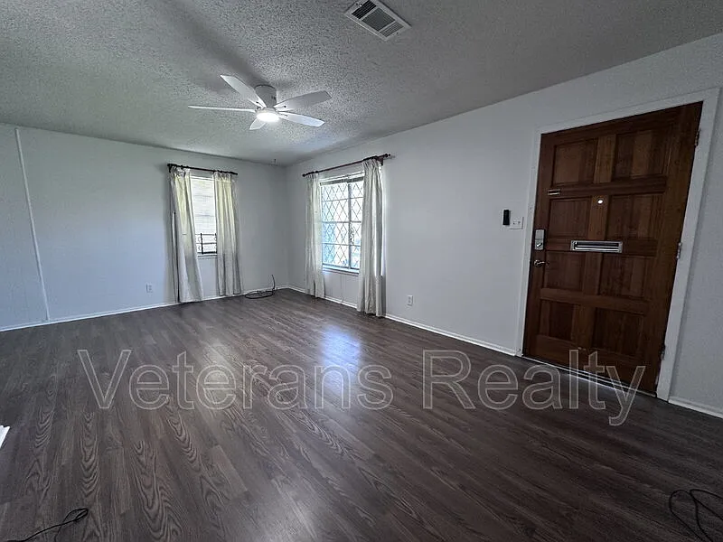 3 bed, 2.0 bath, 1433 sqft, $1,250 — Photo 1