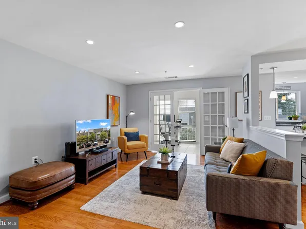 4089 S Four Mile Run Dr Unit 402, Arlington, VA 22204