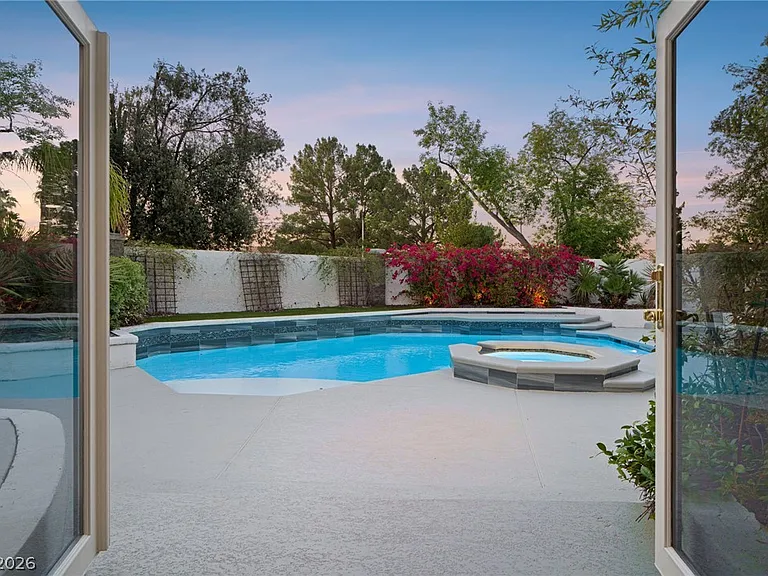 2233 Versailles Ct — Photo 10