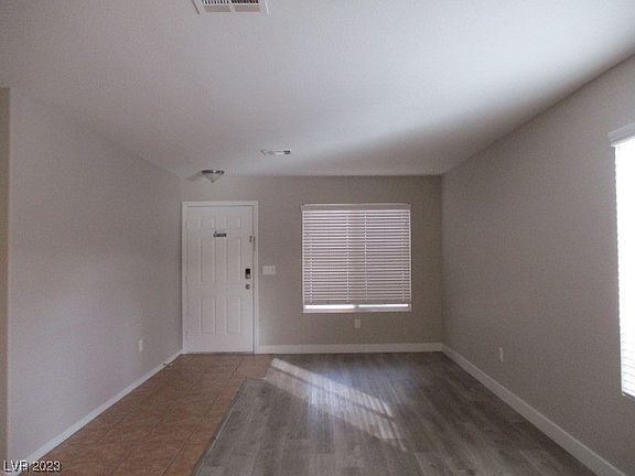 5th image of 321 Laguna Glen Dr