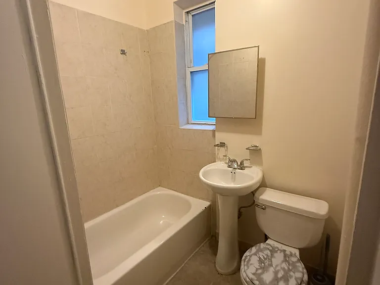 212 Hull St #3R — Photo 5