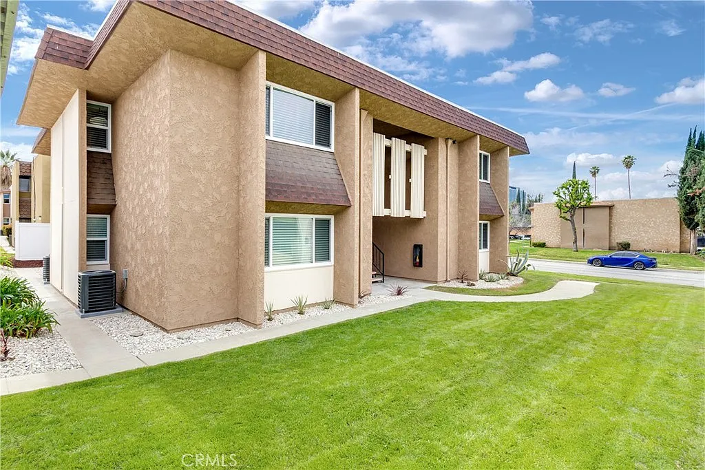 2 bed, 956 sqft, $2,200 — Photo 2