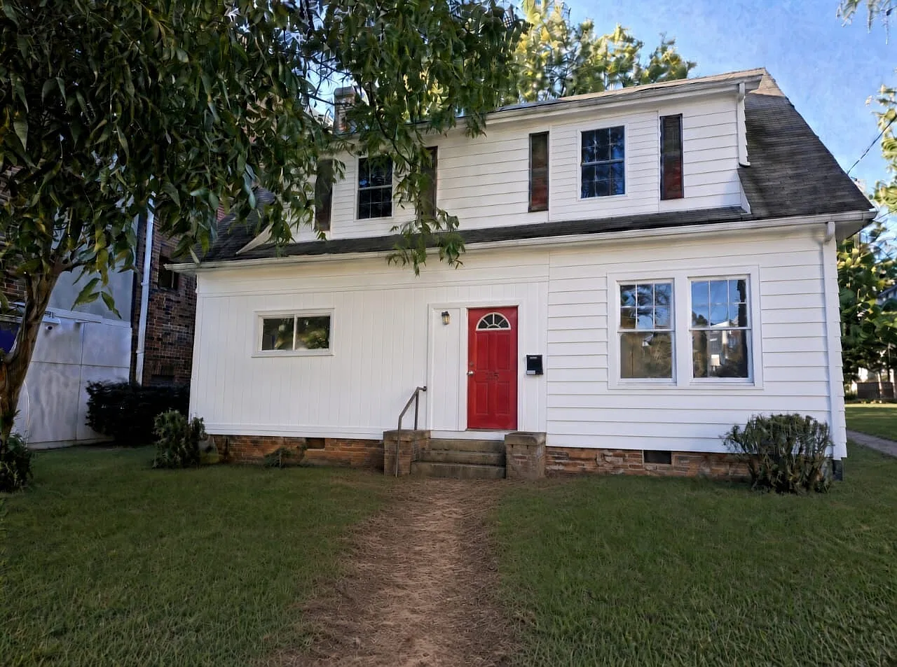 8 bed, 3200 sqft, $8,000 — Photo 1