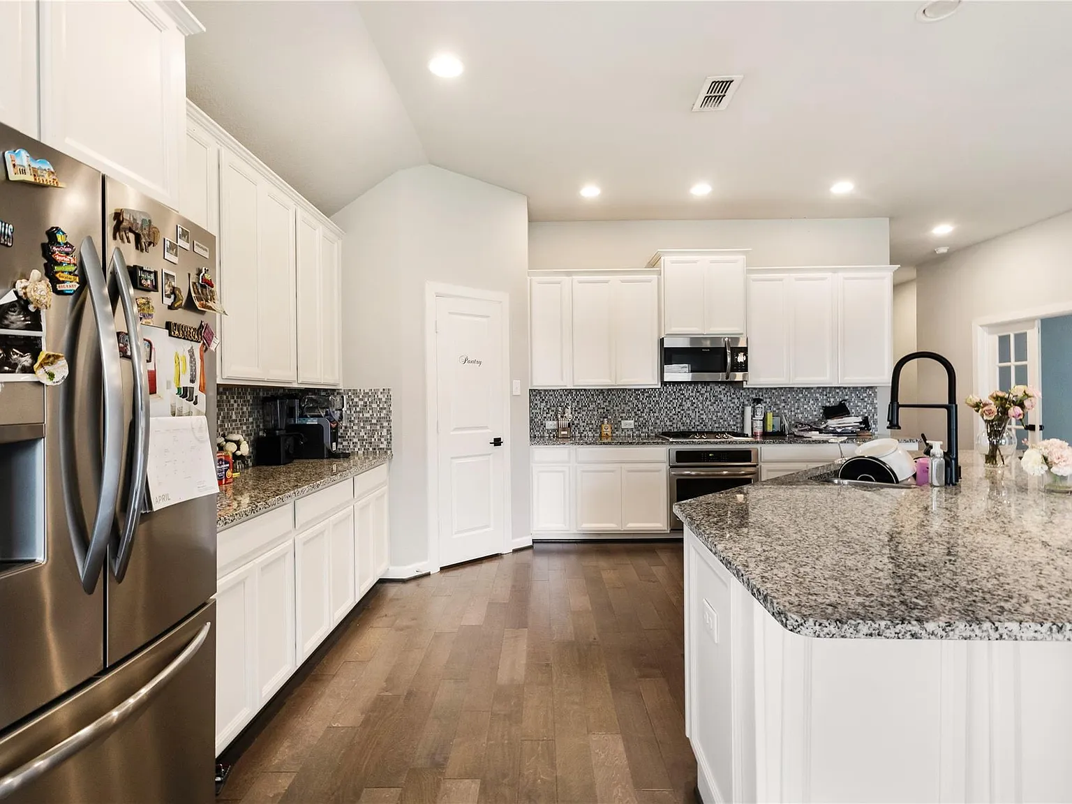 3 bed, 2.0 bath, 2320 sqft, $3,000 — Photo 4