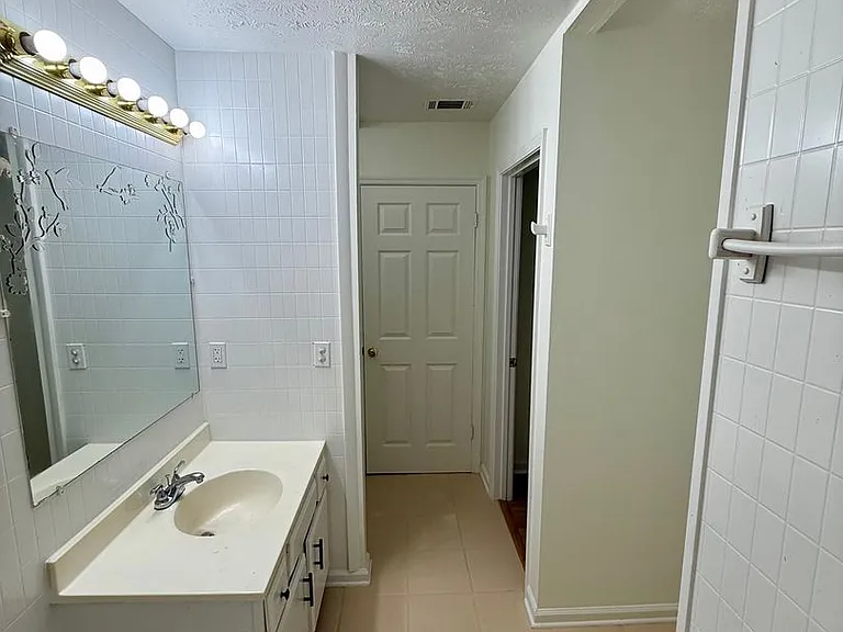 655 Post Oak Rd — Photo 18
