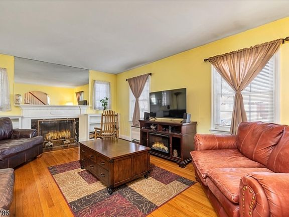 3rd image of 2849 Verona Ave