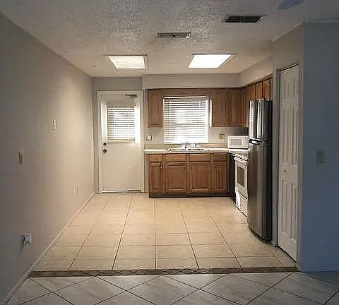 5th image of 725 9th St APT A