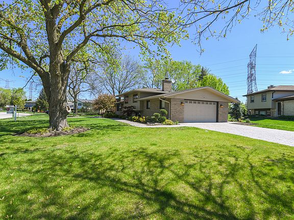 3rd image of 2909 Briarwood Dr E
