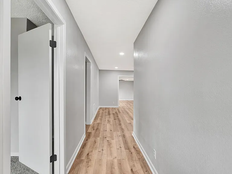 704 Teabury St — Photo 8