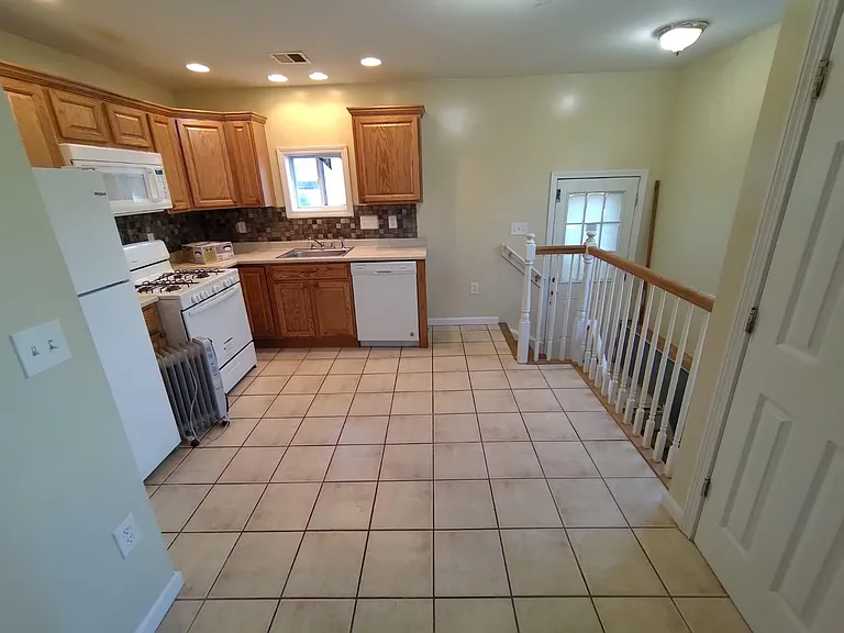 748 Russell St — Photo 5