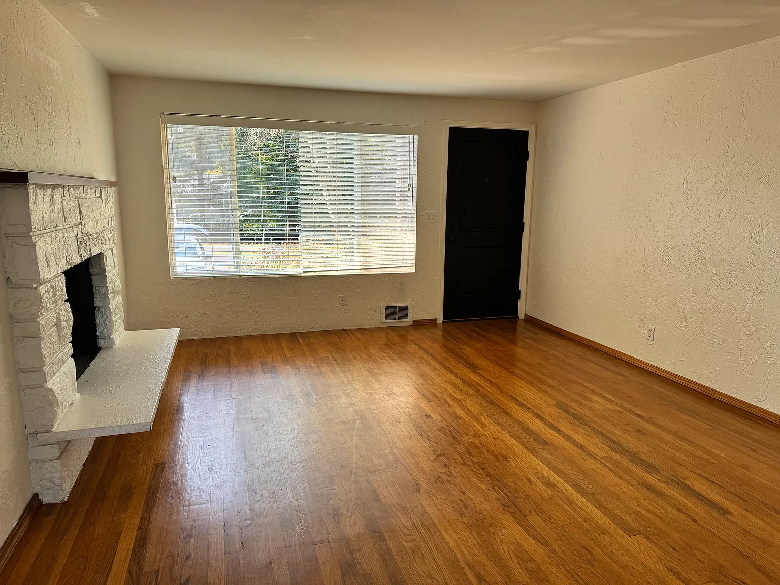 4 bed, 1300 sqft, $3,000 — Photo 2