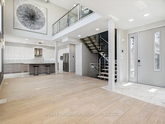 4th image of 4 Sunrow Gate