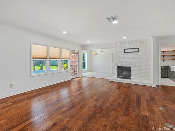 3rd image of 1421 N Chateau Cir