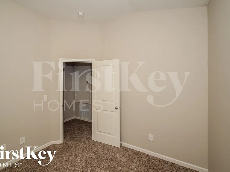 613 Johnnys Cv — Photo 9
