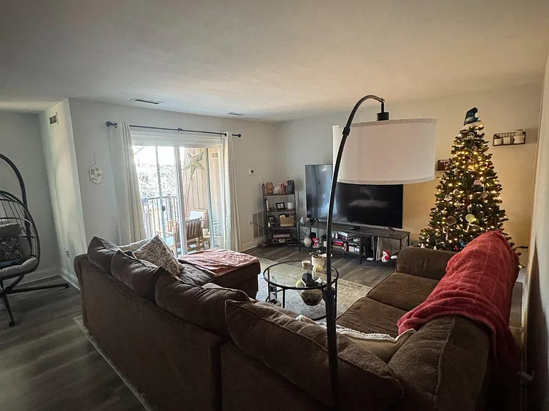 504 Meadowview Ln #504 — Photo 3