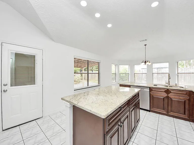 4922 E Laureldale Dr — Photo 12