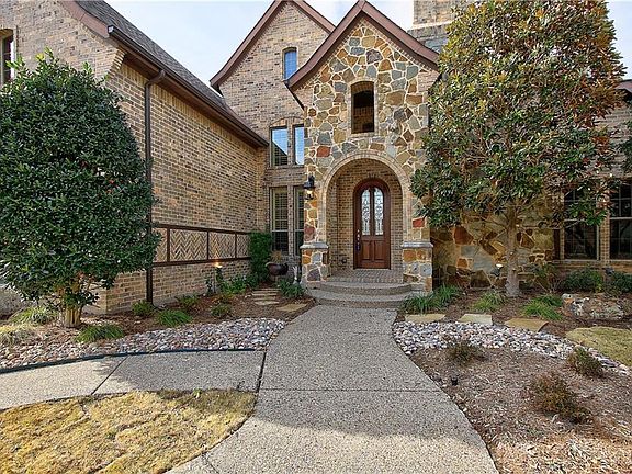 3rd image of 6816 Thorntree Dr