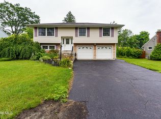 32 Venus Dr, Loudonville, NY 12211