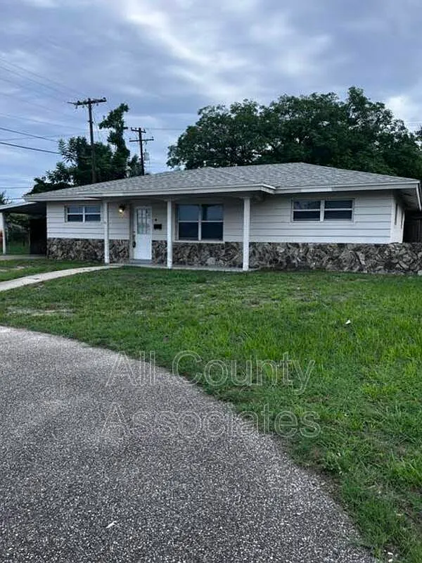 3 bed, 1.5 bath, 1800 sqft, $1,695 — Photo 1
