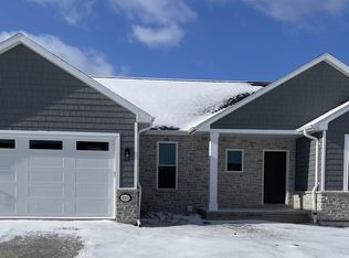 882 Whisper Falls Ln, Menasha, WI 54952