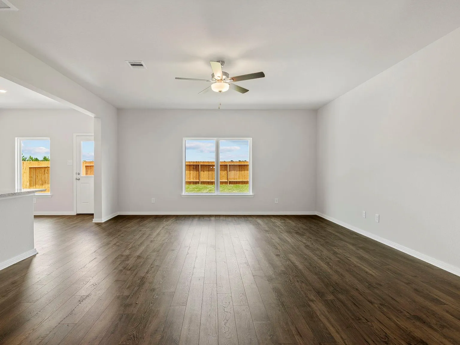 4 bed, 2.5 bath, 2132 sqft, $2,385 — Photo 4