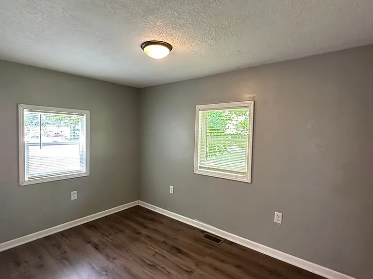 2700 E Memorial Dr — Photo 7