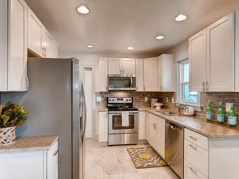 2528 Fenton St — Photo 3
