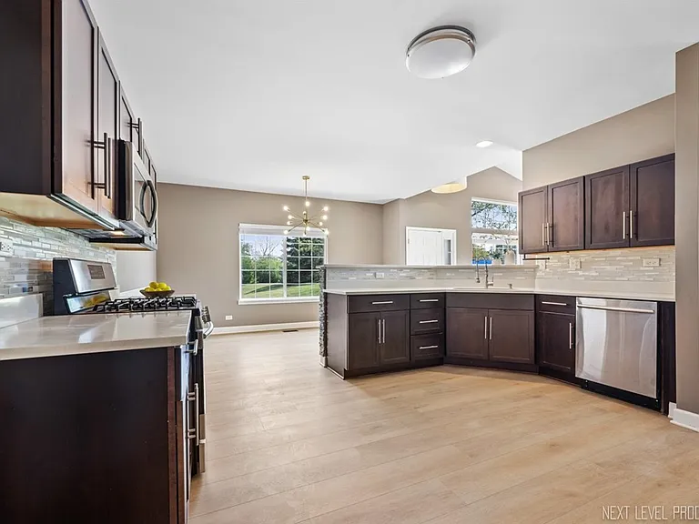 819 Asbury Dr — Photo 10