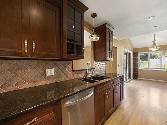 5th image of 17 Jarvis Dr