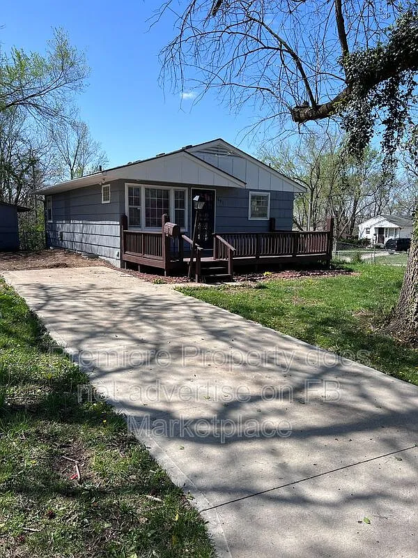 3 bed, 1.0 bath, 816 sqft, $1,150 — Photo 2