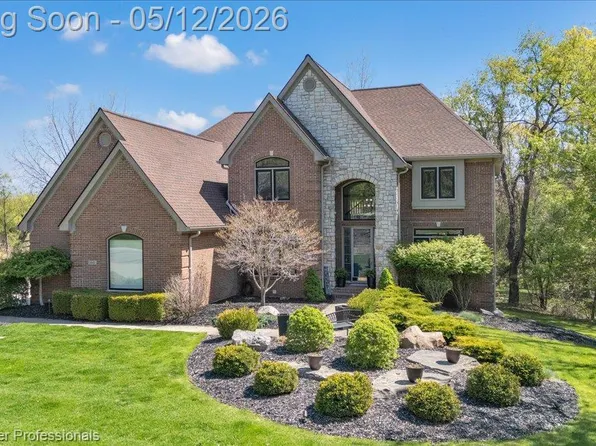 1445 Wood Trl, Oxford, MI 48371
