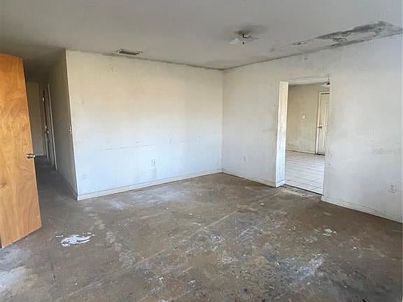 5th image of 903 Aaron Ave