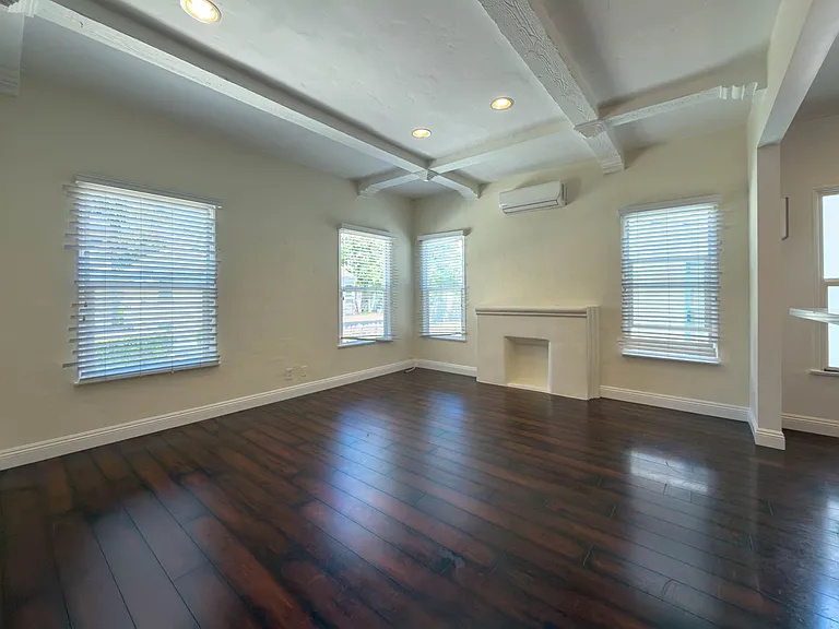 137 S Roxbury Dr — Photo 3