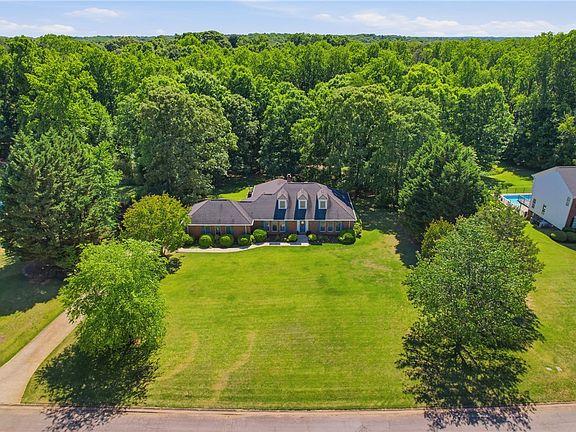 3rd image of 109 Wren Crossing Ln