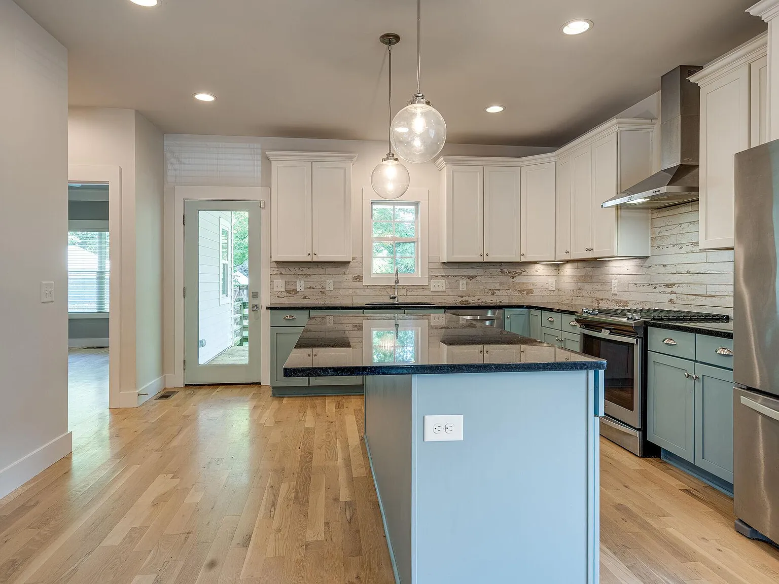 3 bed, 2271 sqft, $4,000 — Photo 4