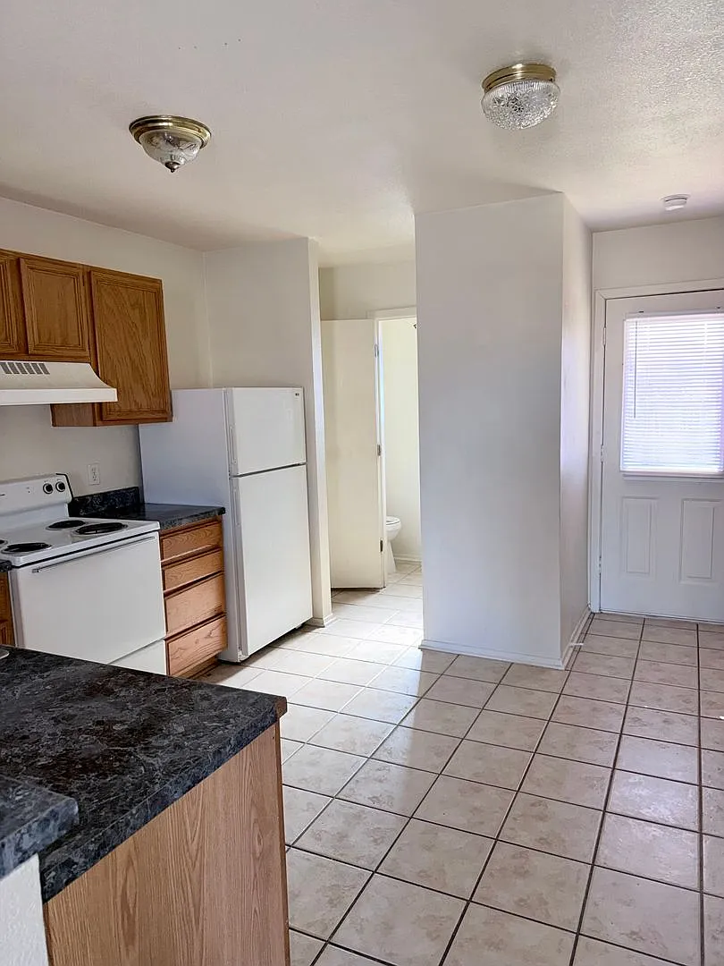 1102 Leslie Circle — Photo 3