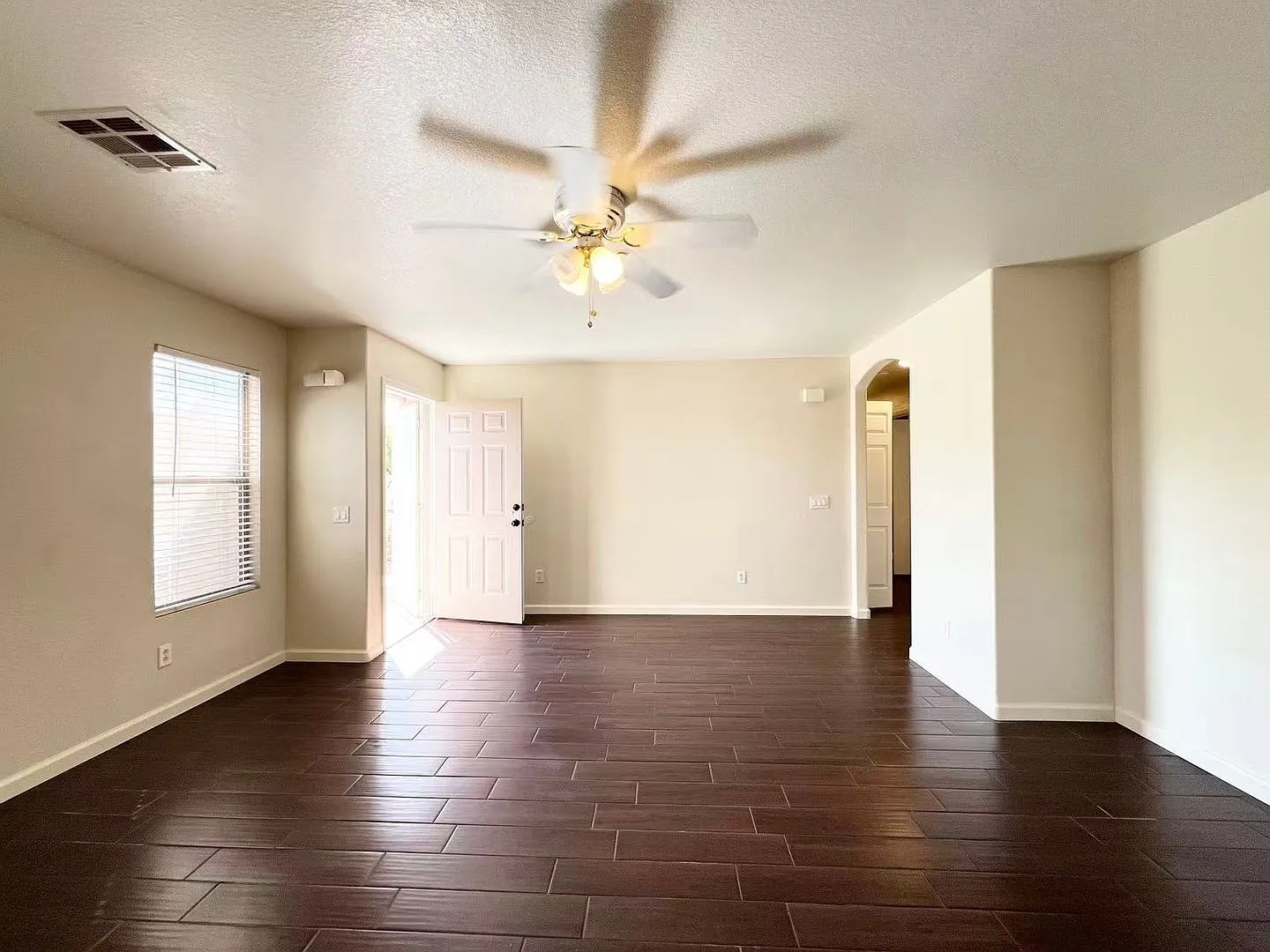 Lovely corner-lot, single-story — Photo 4