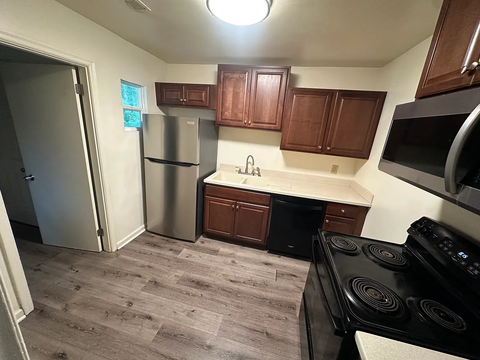 3 bed, 1289 sqft, $1,785 — Photo 2