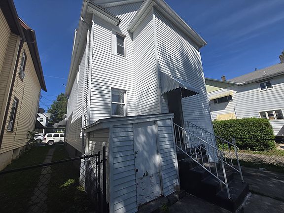 3rd image of 326 1/2 Warren St