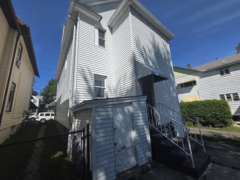 326 1/2 Warren St — Photo 3