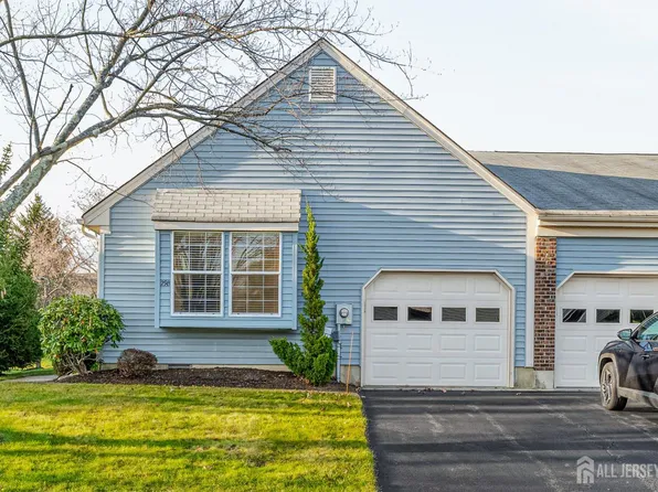 29 Hillsborough Dr, Monroe Township, NJ 08831